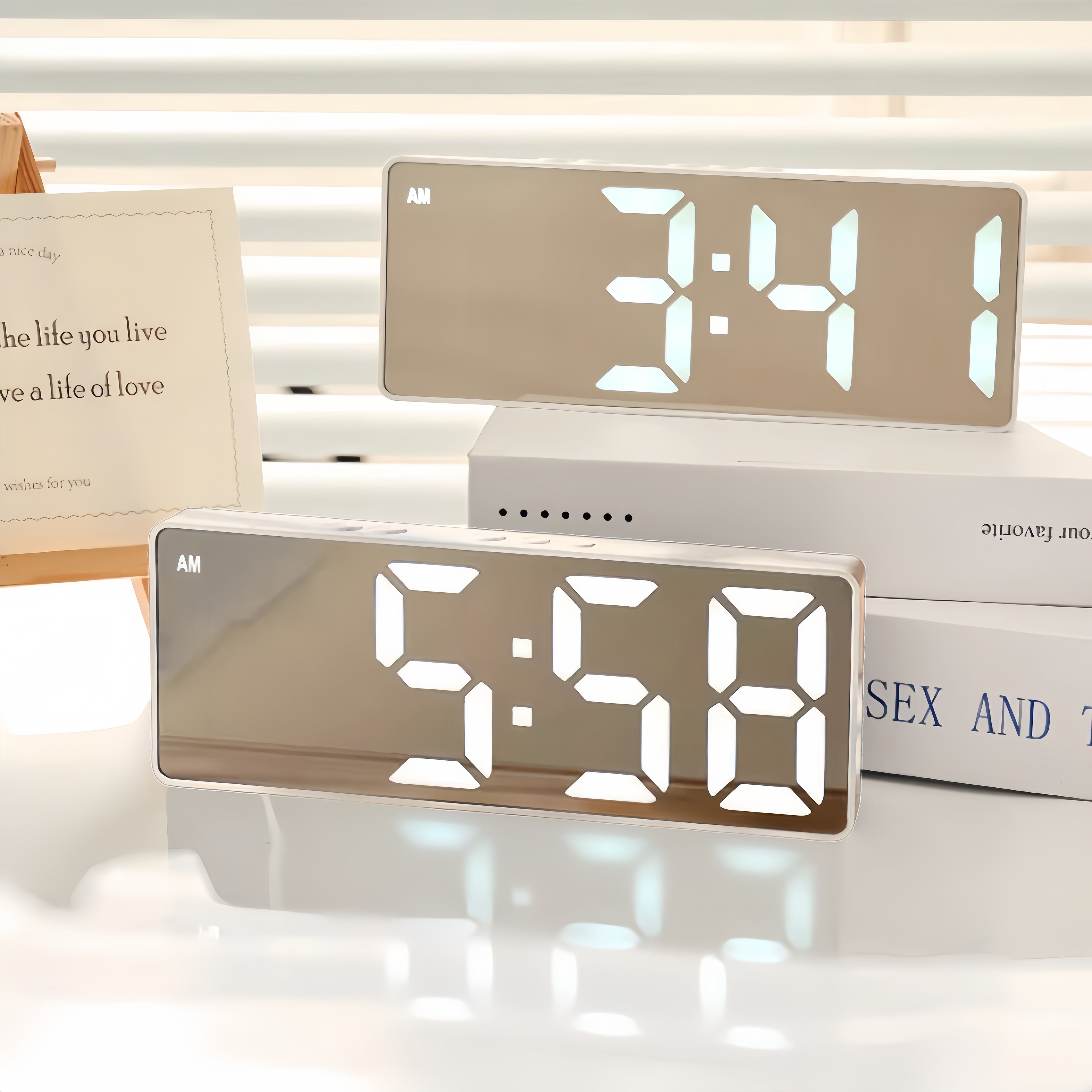 Stylowy zegar LED w lustrze z dużym wyświetlaczem i funkcją drzemki