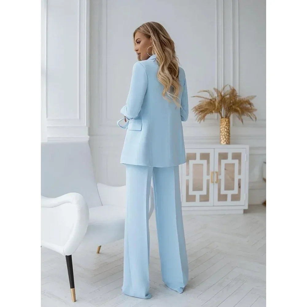 Completo formale da donna moderno con giacca strutturata e pantaloni a gamba dritta