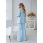 Completo formale da donna moderno con giacca strutturata e pantaloni a gamba dritta