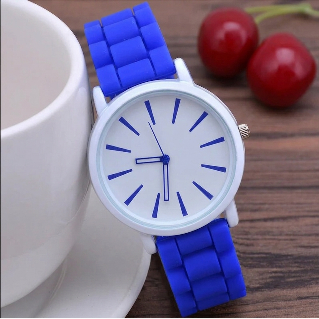 Analog Watch with Minimalist Dial and Textured Rubber Strap - Image 11