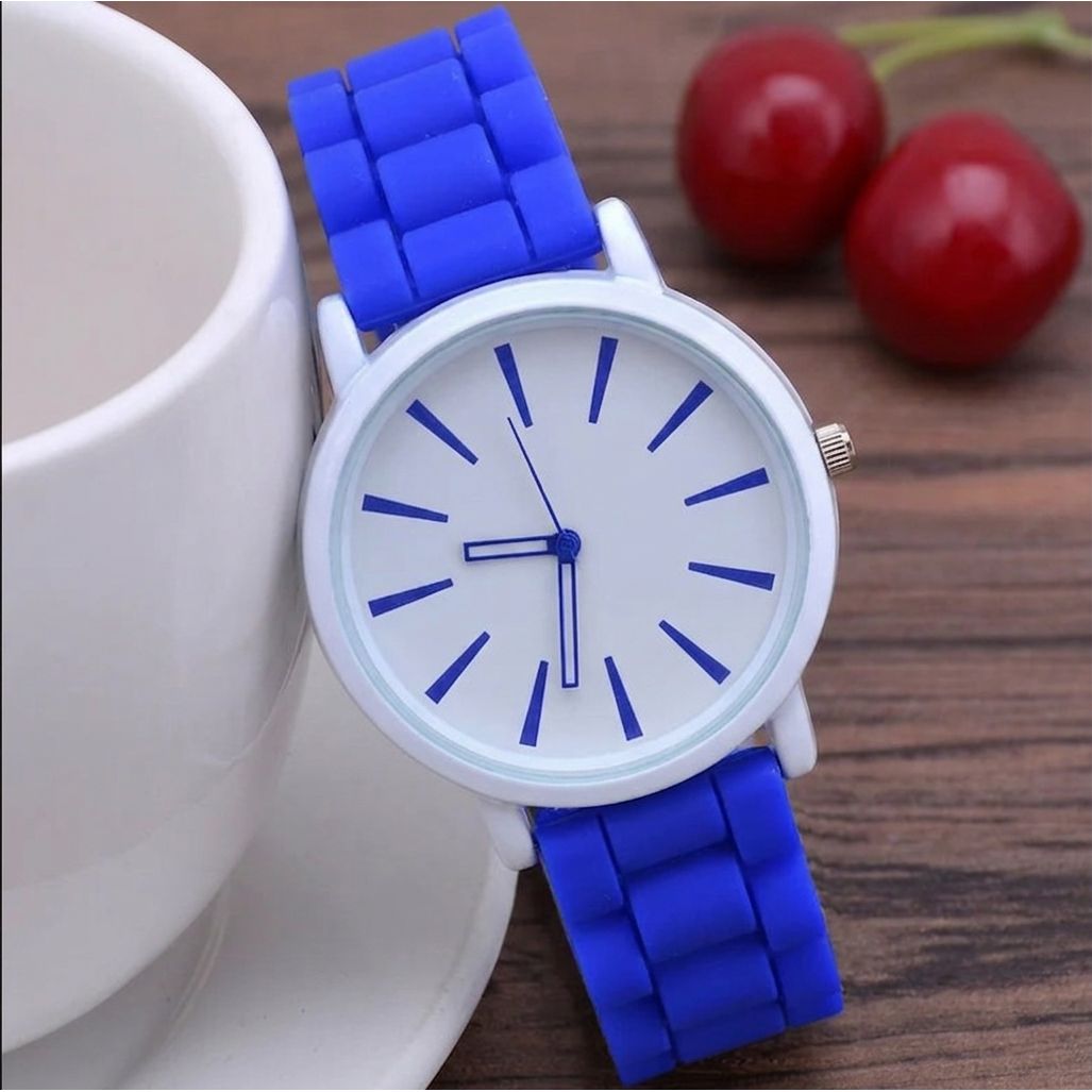 Analog Watch with Minimalist Dial and Textured Rubber Strap - Image 11