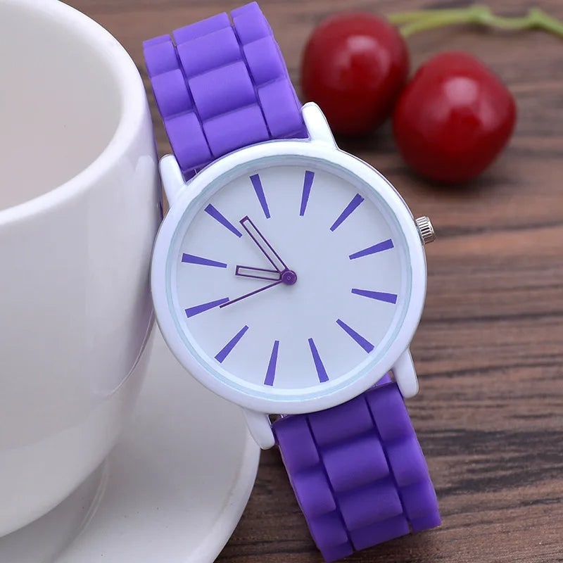 Analog Watch with Minimalist Dial and Textured Rubber Strap - Image 3