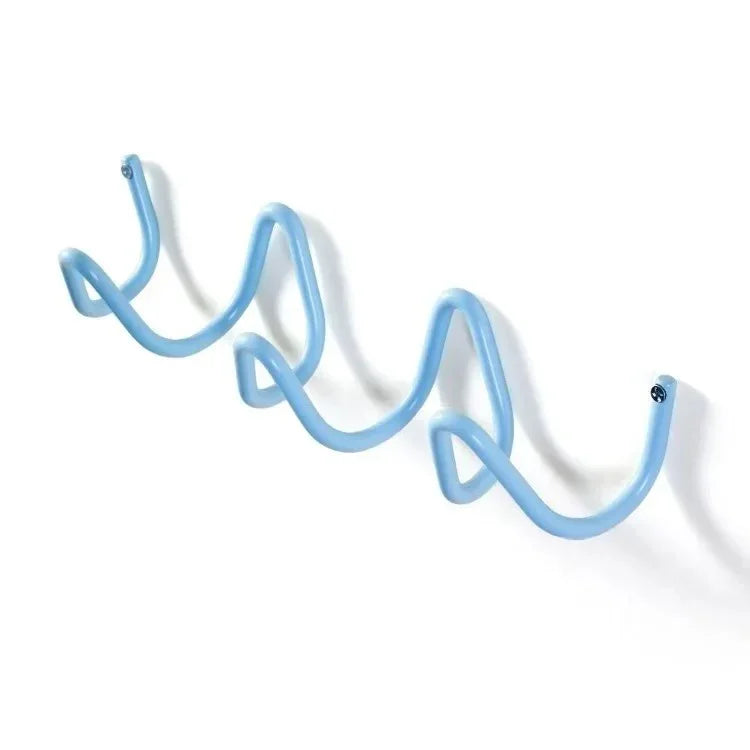 Space-saving wall hanger with multiple hooks wave