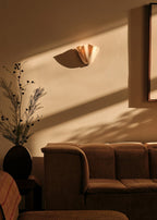 Zeitgenössische LED-Wandleuchte mit Blütenblatt-Design