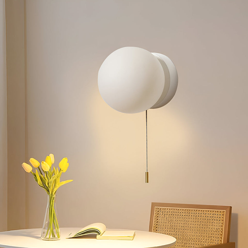 Skandynawska szklana lampa ścienna LED z włącznikiem łańcuszkowym