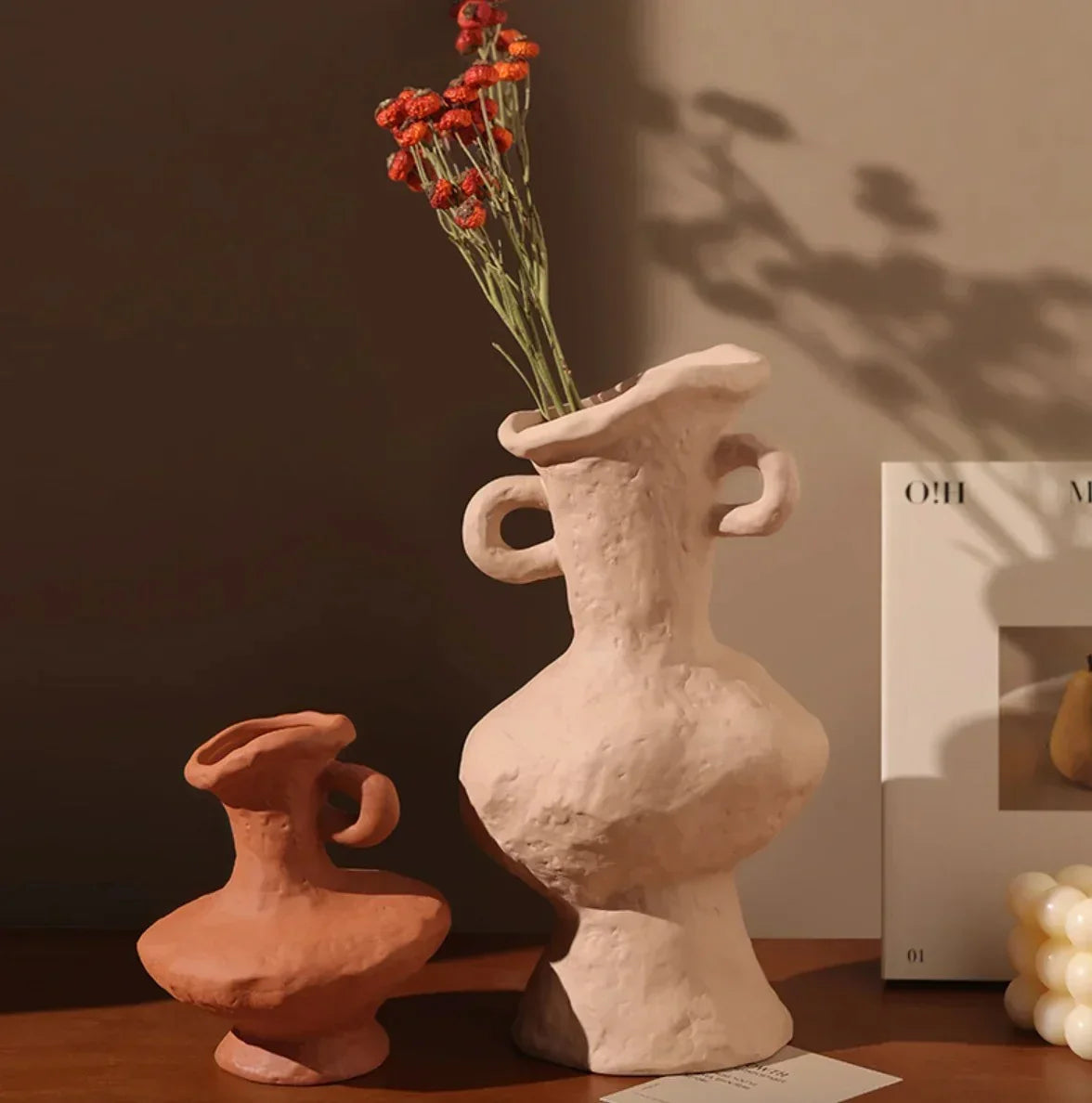 Vase décoratif à texture organique, ornement sculptural de table