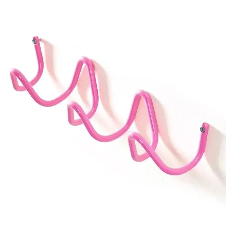 Space-saving wall hanger with multiple hooks wave