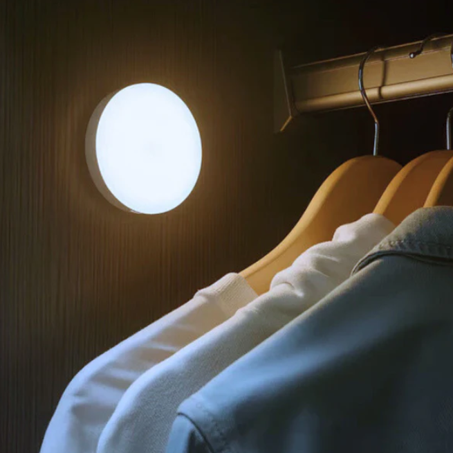 Compact magnetic self-adhesive Scandinavian lamp with motion sensor