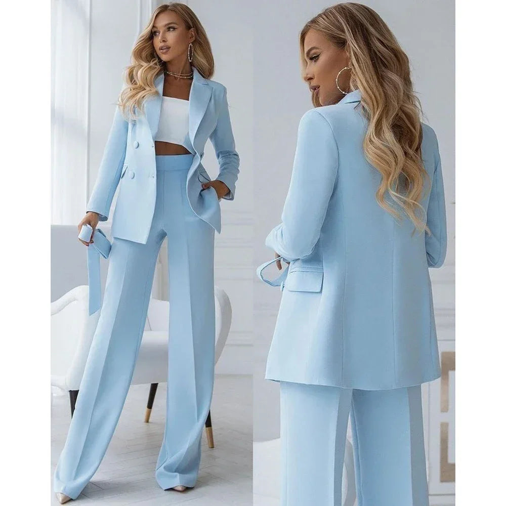 Completo formale da donna moderno con giacca strutturata e pantaloni a gamba dritta