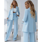 Completo formale da donna moderno con giacca strutturata e pantaloni a gamba dritta