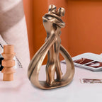 Dekoracyjna abstrakcyjna rzeźba przedstawiająca parę w uścisku