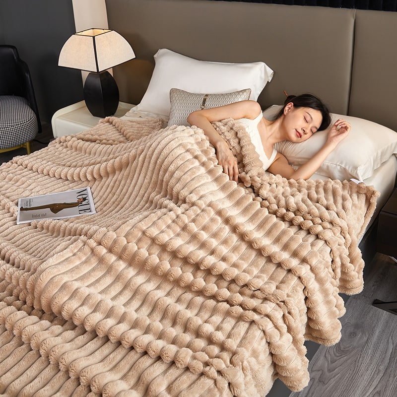 Double-Sided Plush Throw Blanket with Faux Fur and Fleece Backing - Image 10