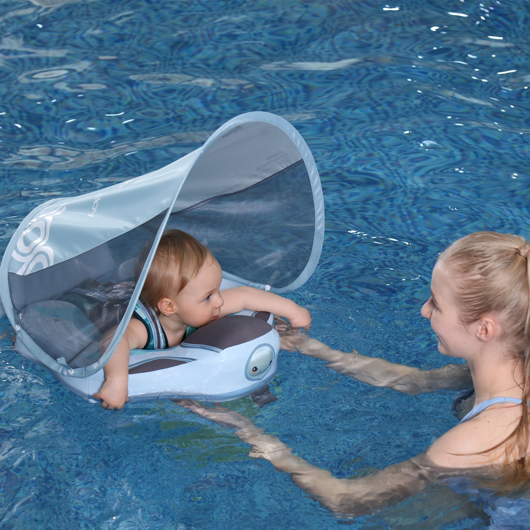 Baby-Schwimmer mit Schwimmtrainer Lernhilfe