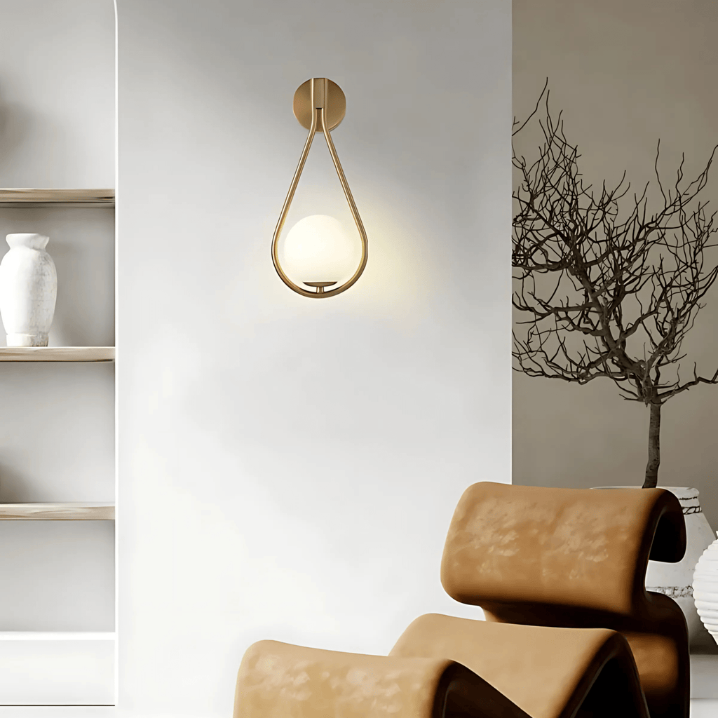 Nowoczesna lampa ścienna z kulą szklaną