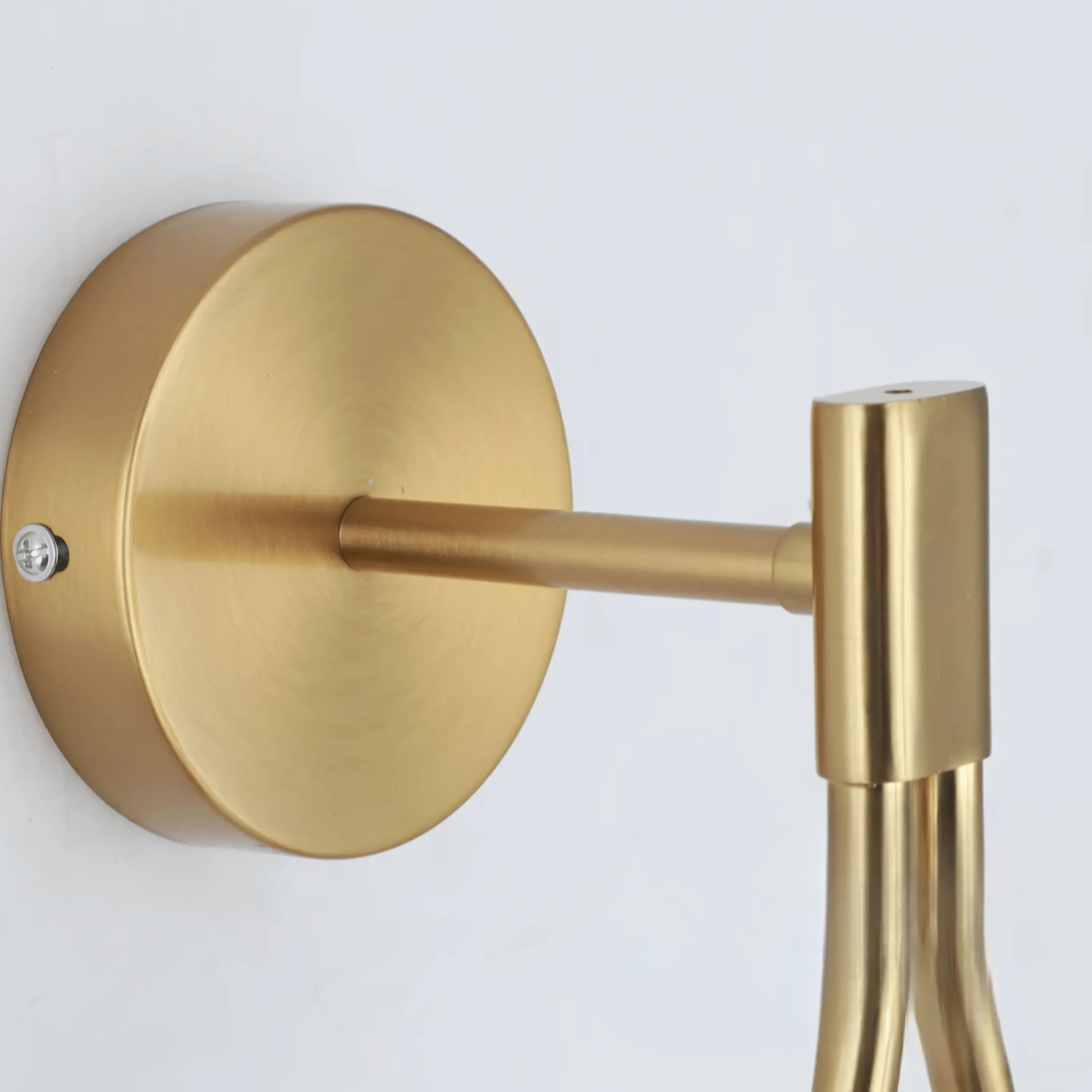 Nowoczesna lampa ścienna z kulą szklaną