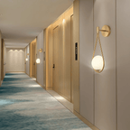 Nowoczesna lampa ścienna z kulą szklaną