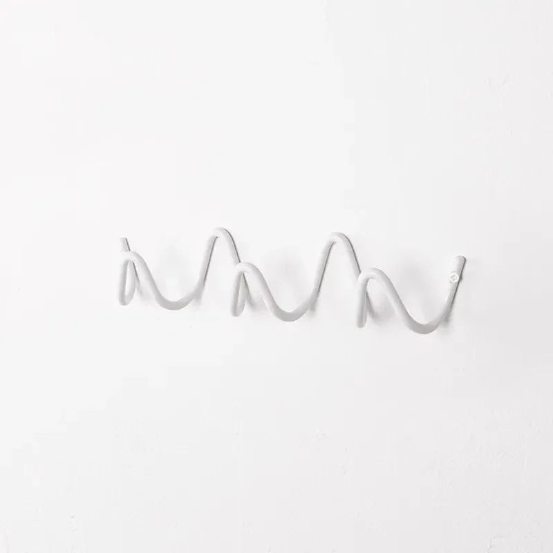 Space-saving wall hanger with multiple hooks wave