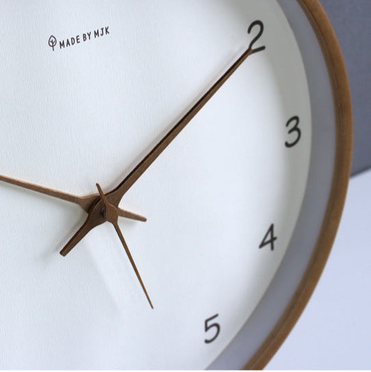 Zegar ścienny z naturalnego drewna z cichym mechanizmem