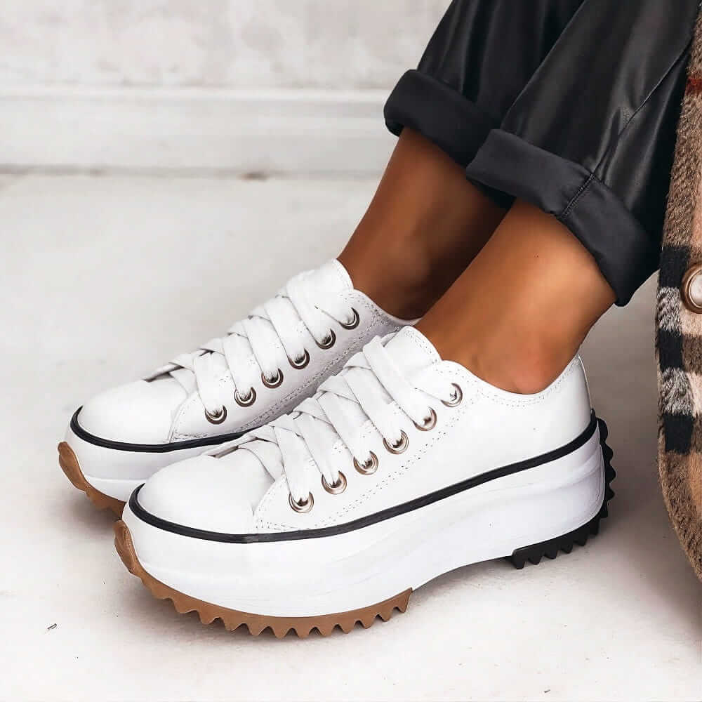 Dámské boty na chůzi ve vintage stylu s páskem