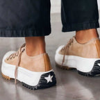 Dámské boty na chůzi ve vintage stylu s páskem