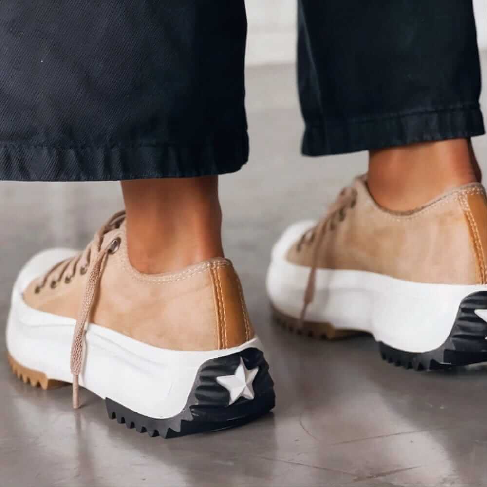 Dámské boty na chůzi ve vintage stylu s páskem