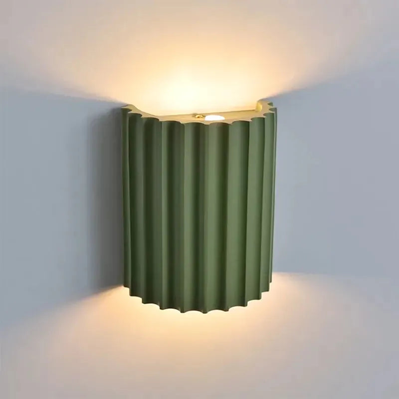 Elegancka okrągła lampa ścienna w delikatnych kolorach
