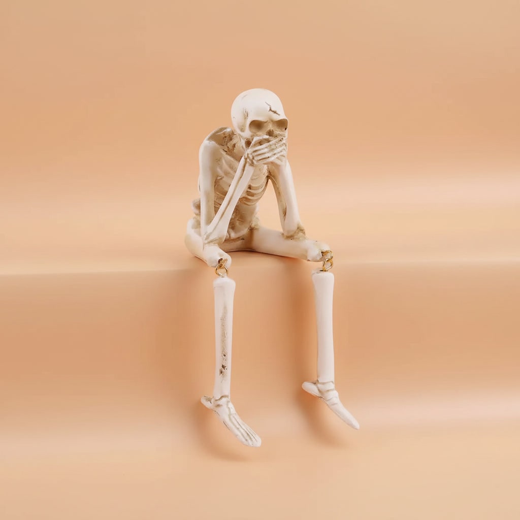 Halloween Dekoracyjna Figurka Szkieletu z Wiszącymi Nogami na Półkę Szkielet - Image 1
