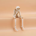 Halloween Dekoracyjna Figurka Szkieletu z Wiszącymi Nogami na Półkę Szkielet - Image 1