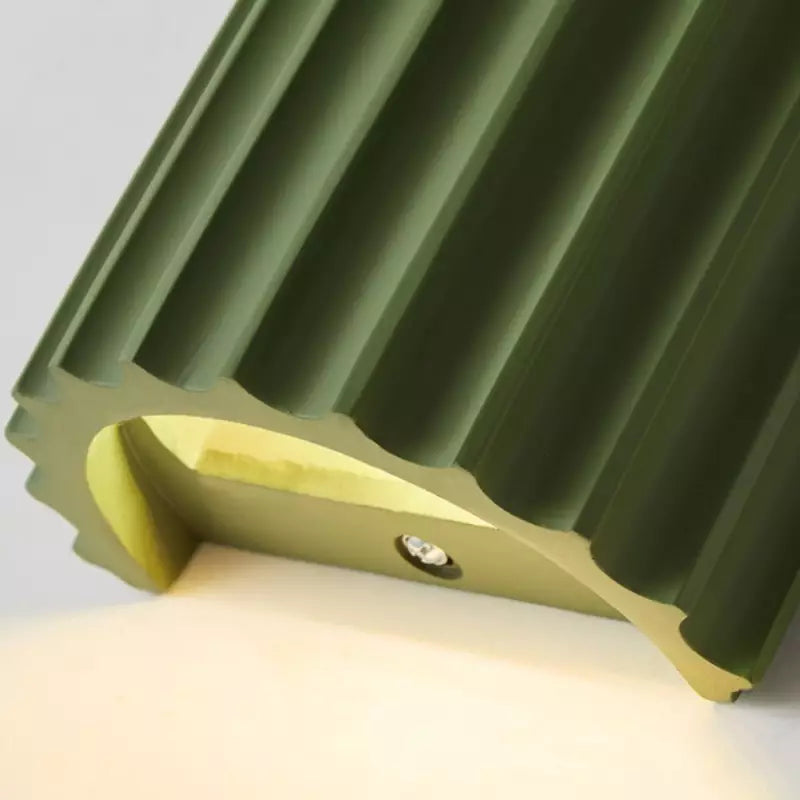 Elegancka okrągła lampa ścienna w delikatnych kolorach