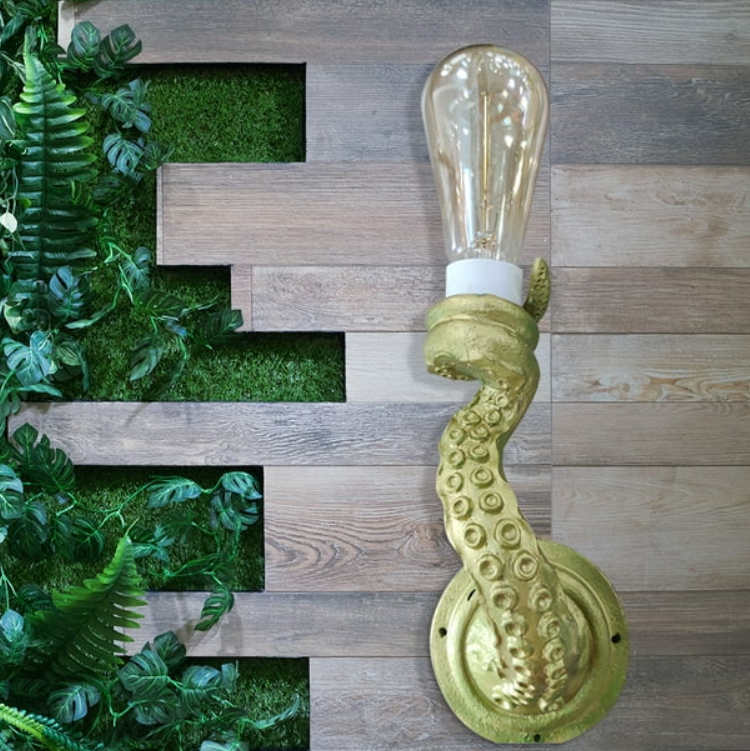 Współczesna lampa ścienna inspirowana mackami