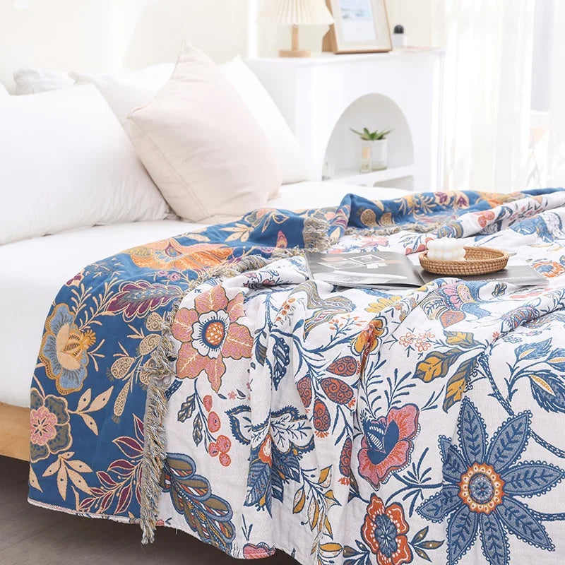 Boho-Decke mit Blumenmuster im künstlerischen Stil