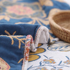 Boho-Decke mit Blumenmuster im künstlerischen Stil