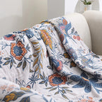 Boho-Decke mit Blumenmuster im künstlerischen Stil