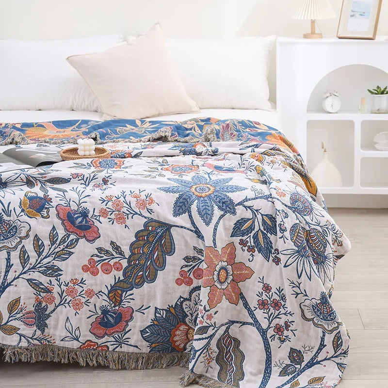 Boho-Decke mit Blumenmuster im künstlerischen Stil