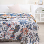 Boho-Decke mit Blumenmuster im künstlerischen Stil