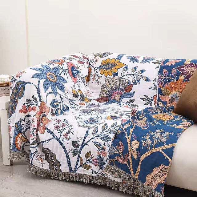 Boho-Decke mit Blumenmuster im künstlerischen Stil