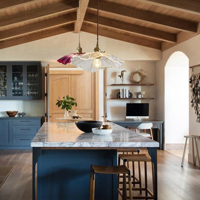 Rzeźbiarska lampa wisząca z kwiatowym wzorem