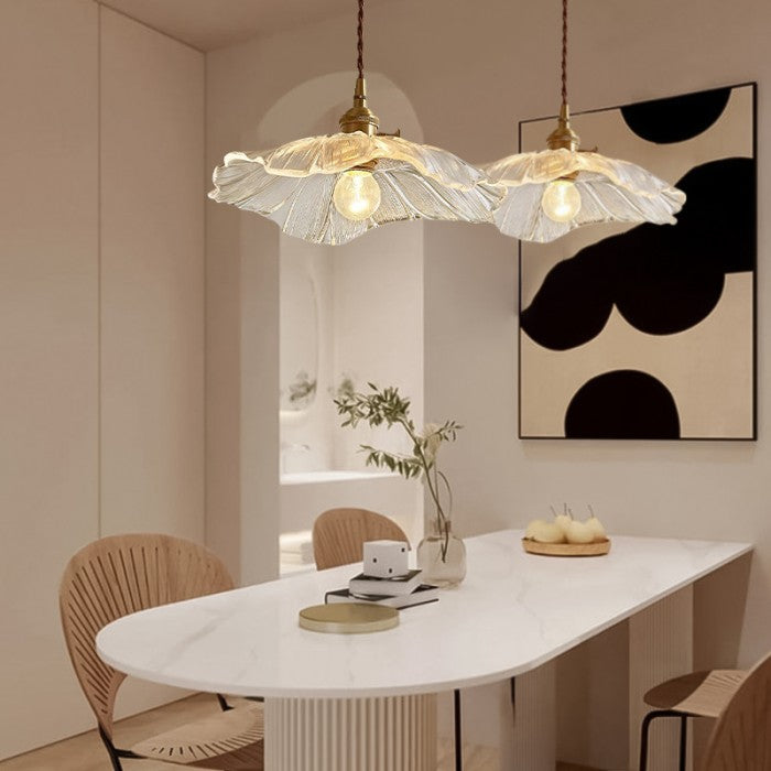 Rzeźbiarska lampa wisząca z kwiatowym wzorem