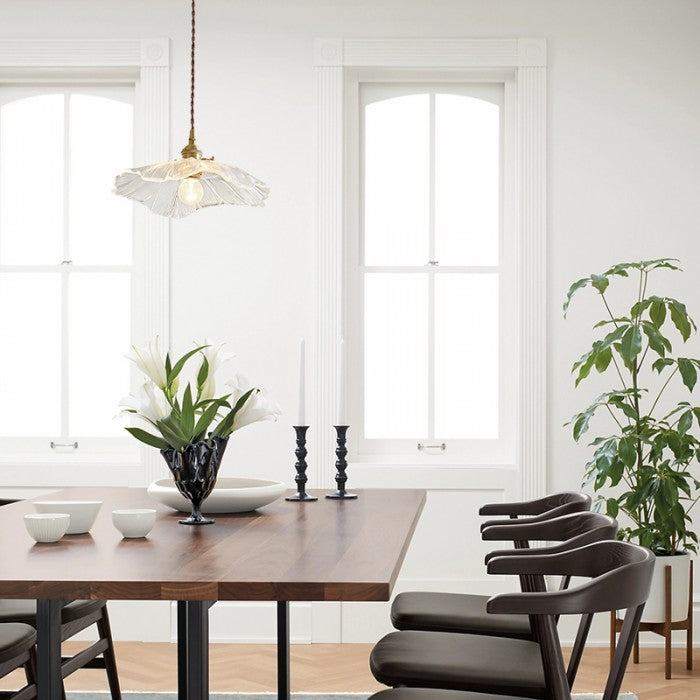 Rzeźbiarska lampa wisząca z kwiatowym wzorem