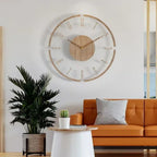 Wanduhr aus Holz im natürlichen nordischen minimalistischen Stil