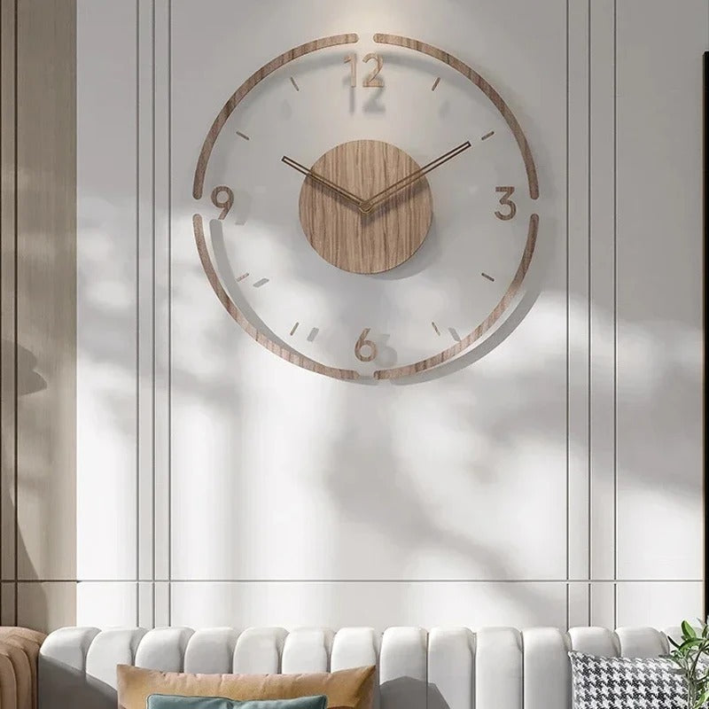 Wanduhr aus Holz im natürlichen nordischen minimalistischen Stil