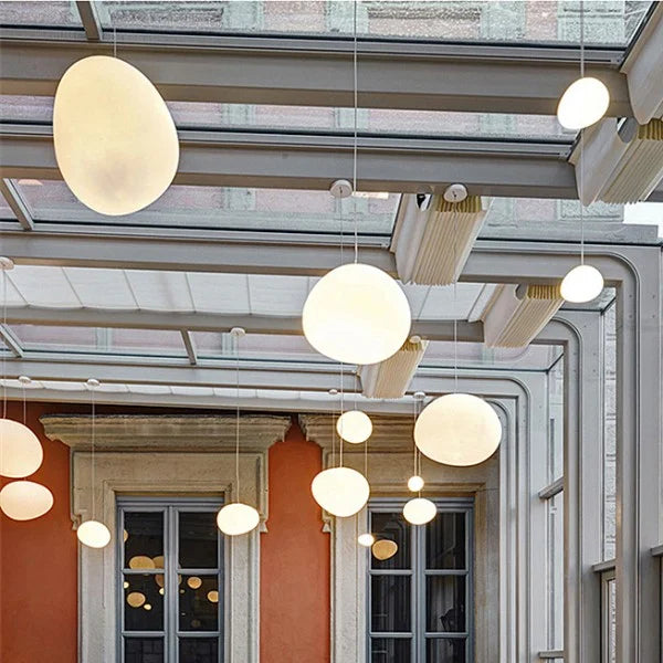 Jasna minimalistyczna lampa sufitowa do nowoczesnego domu