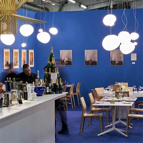 Jasna minimalistyczna lampa sufitowa do nowoczesnego domu