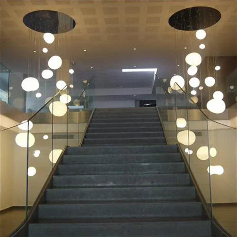 Jasna minimalistyczna lampa sufitowa do nowoczesnego domu