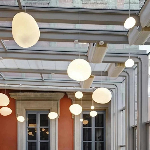 Jasna minimalistyczna lampa sufitowa do nowoczesnego domu