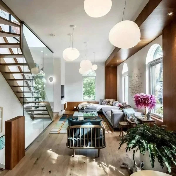 Jasna minimalistyczna lampa sufitowa do nowoczesnego domu