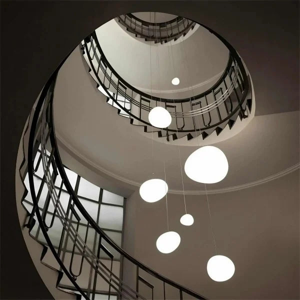 Jasna minimalistyczna lampa sufitowa do nowoczesnego domu