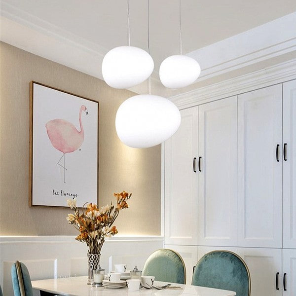 Jasna minimalistyczna lampa sufitowa do nowoczesnego domu