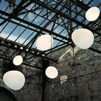 Jasna minimalistyczna lampa sufitowa do nowoczesnego domu