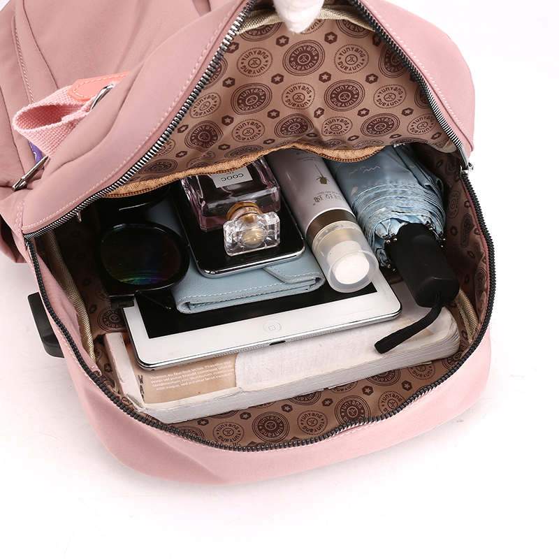 Nowoczesny plecak z ładowania USB i zabezpieczeniem antykradzieżowym